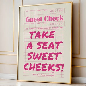 K&ouml;nnte beinhalten: Ein gerahmter Druck mit wei&szlig;em Hintergrund und schwarzen Linien. Der Text "Guest Check" ist oben auf dem Druck in Pink gedruckt. Der Text "TAKE A SEAT SWEET CHEEKS!" ist in Pink in handschriftlicher Form gedruckt. Der Text "Thank You - Please Come Again" ist unten auf dem Druck in Schwarz gedruckt.