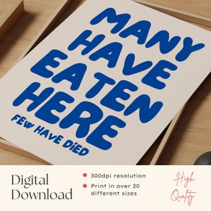 Puede incluir: Una impresi&oacute;n digital con el texto "MANY HAVE EATEN HERE FEW HAVE DIED" en azul sobre un fondo crema. La impresi&oacute;n se muestra en un marco de madera. Tambi&eacute;n son visibles las palabras "Digital Download" y "High Quality".