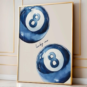 Puede incluir: Una impresi&oacute;n enmarcada con dos dise&ntilde;os de bolas de billar 8 en acuarela azul. El texto "lucky me" est&aacute; escrito en cursiva debajo de la bola superior.