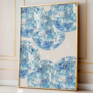 Puede incluir: Una pintura de acuarela de bolas de discoteca azules sobre un fondo blanco. Las bolas de discoteca est&aacute;n dispuestas en un racimo, con algunas superpuestas. La pintura tiene un aspecto vintage.