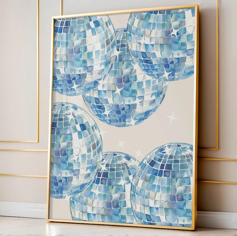 Puede incluir: Una pintura de acuarela de bolas de discoteca azules sobre un fondo blanco. Las bolas de discoteca est&aacute;n dispuestas en un racimo, con algunas superpuestas. La pintura tiene un aspecto vintage.