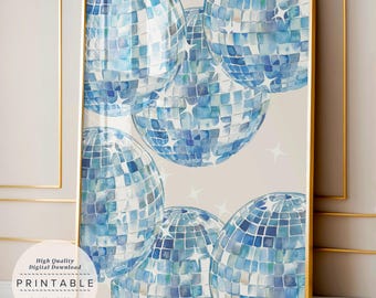 Puede incluir: Una impresión de arte mural enmarcada que presenta varias bolas de discoteca en acuarela azul con facetas cuadradas reflectantes y destellos blancos sobre un fondo beige claro. El texto dice High Quality Digital Download PRINTABLE.