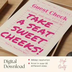 K&ouml;nnte beinhalten: Ein rosa-wei&szlig;es druckbares Schild mit dem Text "Take a Seat Sweet Cheeks!" auf einem Gastcheck-Hintergrund. Das Schild ist ein digitaler Download und in 300 dpi Aufl&ouml;sung verf&uuml;gbar und kann in &uuml;ber 20 verschiedenen Gr&ouml;&szlig;en gedruckt werden.