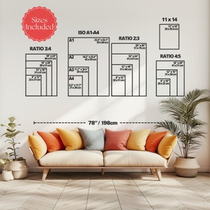 K&ouml;nnte beinhalten: Eine wei&szlig;e Wand mit einem Diagramm, das verschiedene Druckgr&ouml;&szlig;en zeigt, darunter 3:4, 2:3, 4:5 und ISO A1-A4. Das Diagramm enth&auml;lt Ma&szlig;e in Zoll und Zentimetern. Der Text "Sizes Included" befindet sich in einem roten Kreis oben links im Bild. Eine wei&szlig;e Couch mit orangefarbenen, gelben und grauen Kissen befindet sich unten im Bild.