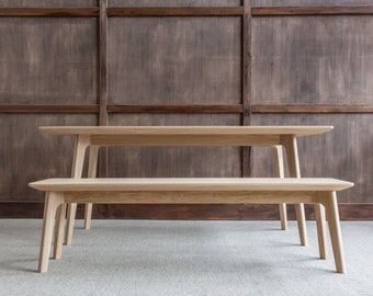 Moderne eetkamerset met houten tafel en bank, stijlvol keukenmeubilair, ruimtebesparende meubels voor de eetkamer