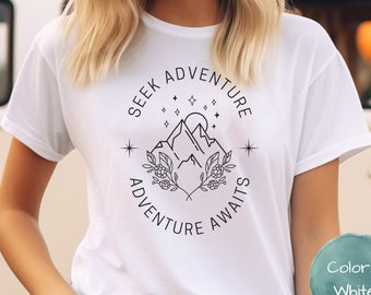 Seek Adventure Adventure Awaits Tee, Äventyr väntar t-shirt, Äventyrströja, Friluftströja, vandringströja, campingtröja, resetröja