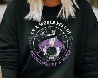 In een wereld vol prinsessen Wees een heks sweatshirt, unisex heavy blend sweatshirt met ronde hals, Halloween heks sweatshirt, heksenshirt