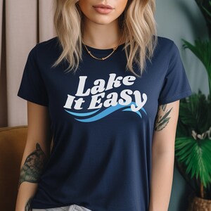 Camisa Lake It Easy, camisa da vida no lago, camisa fofa do lago, camisa engraçada do lago, camisa de fim de semana no lago, camisa de acampamento, camisa de barco, camisa de verão