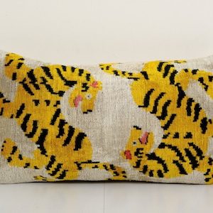 Oreiller en velours Tiger Ikat, housse de coussin lombaire en soie, oreillers lombaires animaux jaunes, oreiller bohème