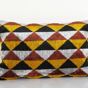 Travesseiro de veludo colorido Ikat - Capa de almofada de seda lombar - Fronha triangular turca simples e lisa 16'' x 24''