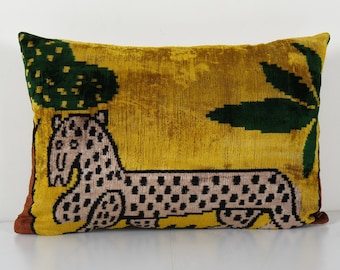 Tijgerdesign goudkleurig ikat fluwelen kussen, lendekussens met dierenprint 16'' x 24''