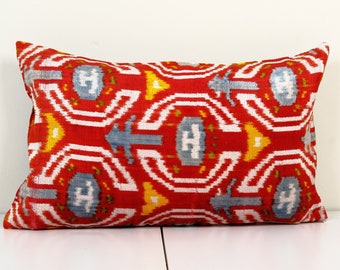 Housse d’oreiller en velours Ikat 16 » x 24 » - Housse d’oreiller lombaire en velours rouge ethnique en soie - Oreiller design - Taie d’oreiller ouzbèke