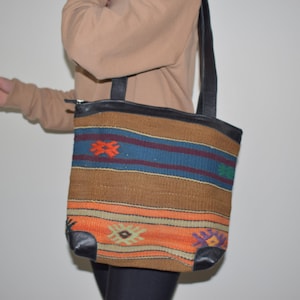 Handgemachte türkische Woll- und Ledertasche, bunte Handgestrickte Ethnische Wolltasche, authentische Schultertasche aus Wolle, türkische Kilimtasche