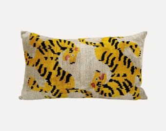 Poszewka na poduszkę lędźwiową Tiger Ikat Velvet: ręcznie tkana poduszka z jedwabiu