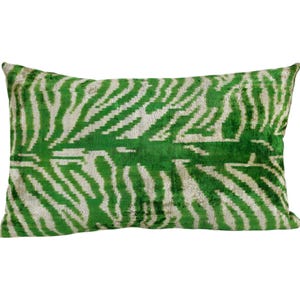 Funda de almohada de terciopelo Ikat de seda – Cojín con estampado de cebra verde y crema – Lujosa almohada lumbar de 16&#39;&#39; x 26&#39;&#39;