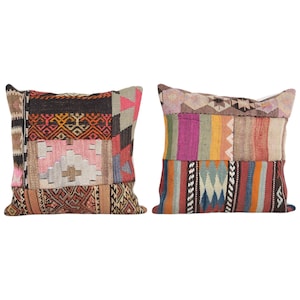 Puede incluir: Dos almohadas cuadradas con un diseño de patchwork. Las almohadas están hechas de diferentes telas en tonos de rojo, naranja, amarillo, verde, azul, rosa, marrón y blanco. La tela tiene una textura tejida y presenta patrones geométricos.