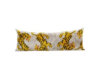 Poszewka na poduszkę lędźwiową Tiger Ikat Velvet, poduszka jedwabna