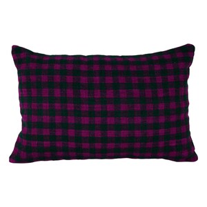 Könnte beinhalten: Rechteckiges Kissen mit einem lila und dunkelgrünen Karomuster. Der Stoff hat eine strukturierte Optik, und das Karomuster ist gleichmäßig verteilt. Ein dekoratives Element für ein Bett oder Sofa, ca. 60 cm x 40 cm.