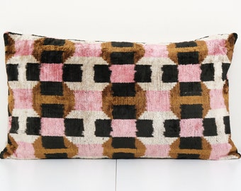 Coussin ikat 40 x 61 cm, taie d&#39;oreiller en velours de soie, taie d&#39;oreiller géométrique en velours ikat rose