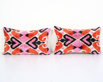 Almohada de terciopelo Ikat de seda rosa, juego de dos coloridas fundas de almohada lumbar de terciopelo, almohada de diseño hecha a mano