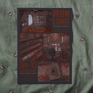 Puede incluir: Un póster gris oscuro con las palabras "IRON LUNG" y "SM-13 SUBMARINE" en naranja. El póster presenta tres paneles que representan el interior de un submarino en tonos marrones y rojos, con una ventana y paneles de control.