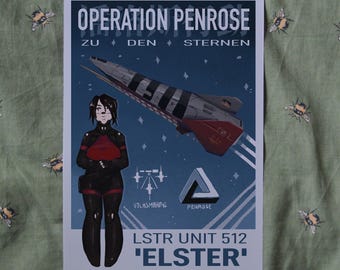 Könnte beinhalten: Ein Retro-Poster mit blauem Hintergrund und weißen Streifen. Das Poster zeigt ein Raumschiff, eine Frau in einem rot-schwarzen Outfit und den Text "Operation Penrose", "Zu den Sternen", "Volksmarine", "Penrose", "LSTR Unit 512" und "'Elster'".