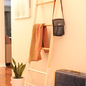 Échelle de couverture en bois dur : décoration d&#39;intérieur scandinave moderne