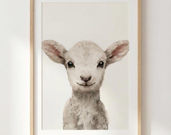 Decoración de pared infantil con forma de cordero y estampado de animalito bebé.