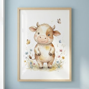 Peut inclure: Impression aquarelle encadr&eacute;e d'une vache de dessin anim&eacute;. La vache, aux couleurs marron clair et blanche, sourit au milieu de fleurs sauvages et de papillons. L'&oelig;uvre est pr&eacute;sent&eacute;e dans un cadre en bois et pr&ecirc;te &agrave; &ecirc;tre accroch&eacute;e.