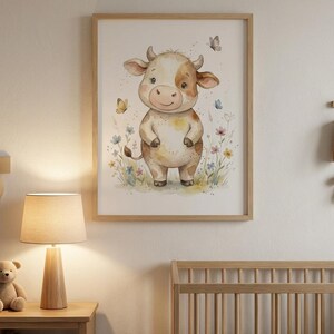 Peut inclure: Illustration &agrave; l'aquarelle d'une vache mignonne dans un cadre en bois. La vache, marron clair et blanche, se tient dans un champ de fleurs color&eacute;es avec des papillons. Id&eacute;al pour une chambre d'enfant.