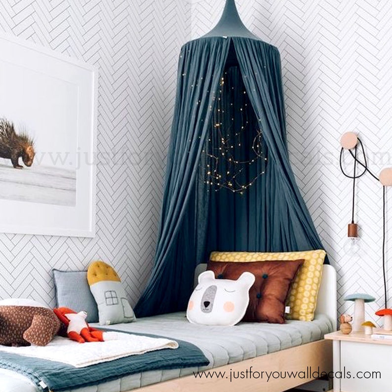 Minimalist herringbone line pattern wallpaper in white and gray