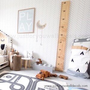 Minimalist herringbone line pattern wallpaper in white and gray