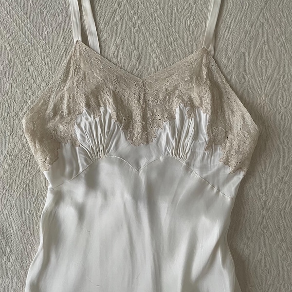 Vestido lencero vintage de los años 30 con ribete de encaje de rayón blanco