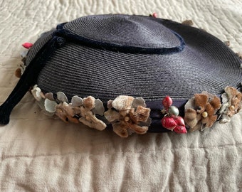 Chapeau plat de paille bleu à large bord vintage des années 1950