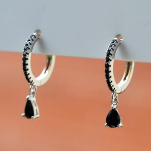 Par de brincos Huggies de prata esterlina 925 com zircônia cúbica preta brilhante, 10 mm, interna, 8,5 mm, com zircônia cúbica preta, argolas finas