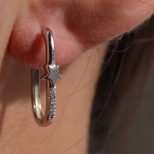 Sterling Silber 925 Huggies Paar atemberaubende weiße CZ Set Mini Stern 20 x 14 mm große Creolen, minimalistische Ohrringe