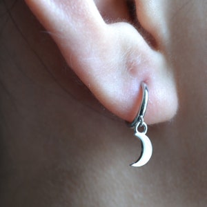 Sterling Silber 925 Huggies Paar Schlichte Mond und Stern Äußere 10mm Innere 8mm Mini Creolen Ohrringe, kleine Creolen, dünne Creolen
