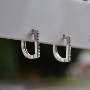 Brincos Huggie de Prata Esterlina 925 CZ Branco Conjunto Letra D, Brincos Mini Argola em Forma de D
