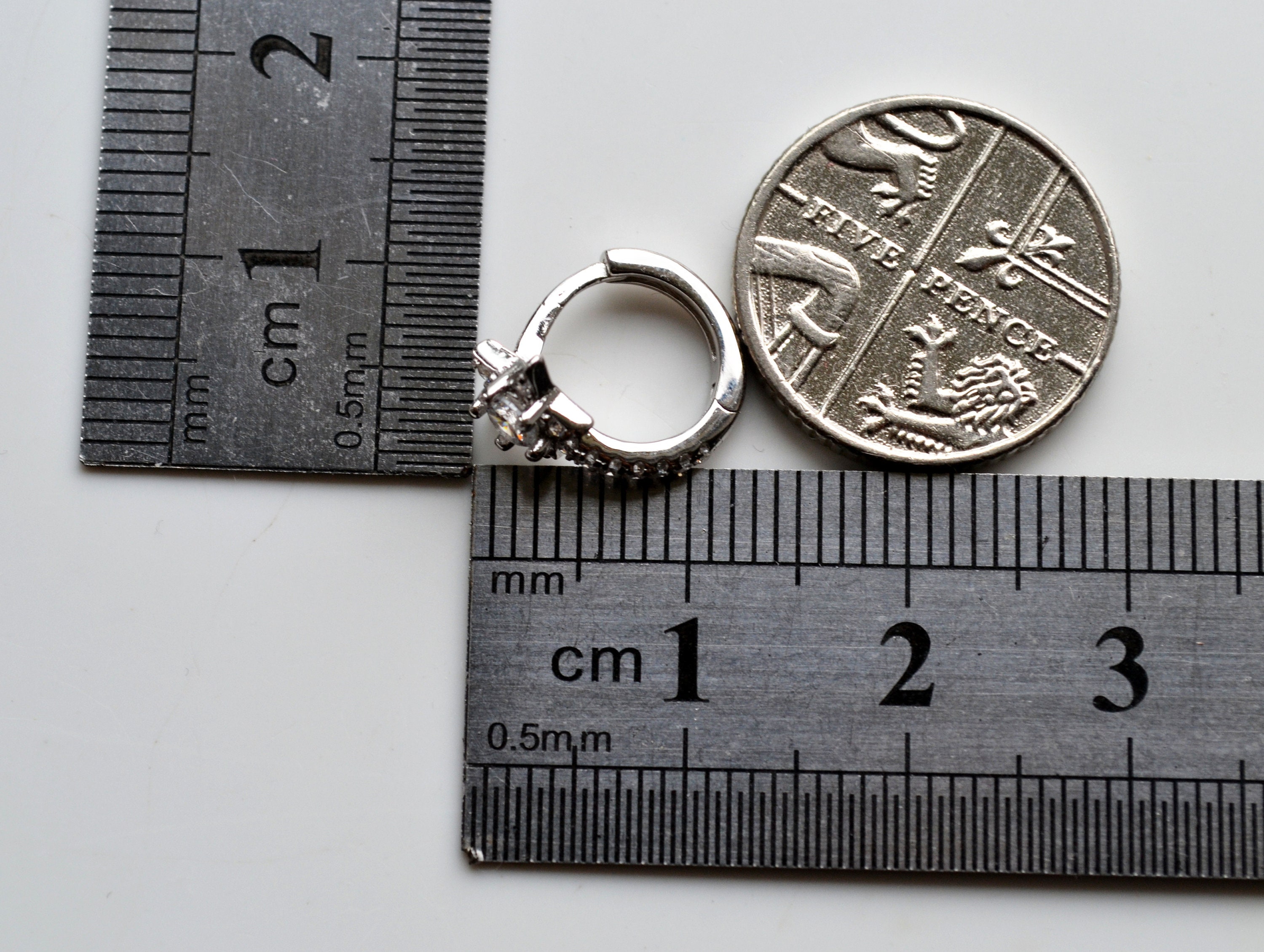 Orecchini Huggie Argento 925 A Cerchio Con Stella In Zirconi, Piccoli E Brillanti A1737