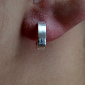 Sterling Silber 925 Huggies 4 mm breit Satiniert Äußere 11 mm Innere 8 mm Mini Hoop Minimalistische Ohrringe, kleine Creolen
