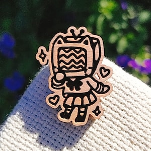 TV Girl Holznadel ~ Kawaii Holznadel ~ Lasergeätzte Holznadel | Lasergeschnittener Schmuck | Holzzubehör | Holznadel | Handgefertigte Anstecknadel | Holzbrosche