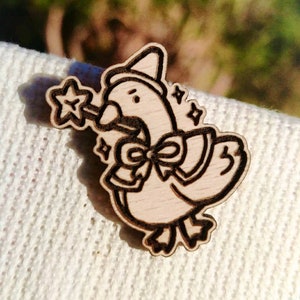 Wizard Goose Pin ~ Untitled Goose Game Pin ~ Laser Etched Wood Pin | Laser cut Jewelry | Wood Accesories | Wood Pin | Handmade Pin |