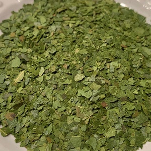 Chopped Dried Bay Leaves Bay Leaf Flakes Freshly Picked, Dried, Coarsely Ground and Shipped