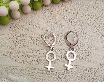 Pendientes plateados con símbolo femenino: joyería lésbica feminista