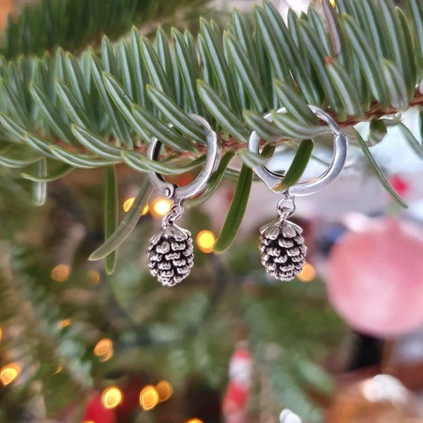 Boucles d'oreilles pomme de pin, Boucles d'oreilles pomme de pin en argent, Petites créoles, Bijoux pomme de pin en argent, Charmes pomme de pin, Petites boucles d'oreilles en argent, Pins