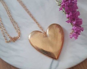 Colar com pingente de coração grande dourado: corrente longa de latão