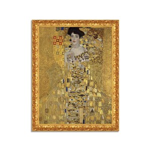 Può includere: Un dipinto incorniciato di una donna con un vestito dorato con un motivo geometrico. Lo sfondo è anch'esso dorato con un motivo a mosaico.