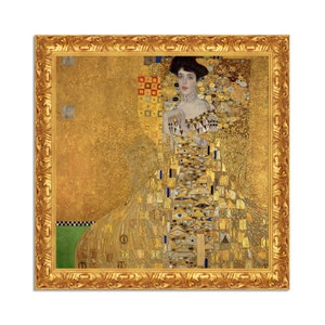 Könnte beinhalten: Ein gerahmtes Gemälde einer Frau in einem goldenen Kleid mit geometrischem Muster. Der Hintergrund ist ein goldenes und schwarzes Mosaik.