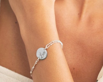 Engraved Women's Bracelet, Personalized Mom Gift, Women Name Bracelet, Custom Heart Pendant, Custom Bracelet, Dainty Bracelet, Mom Gift