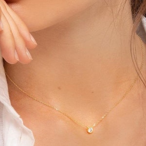 Sierlijke diamanten halsketting, drijvende Diamond Solitaire ketting, minimalistische sieraden, bruidsmeisje ketting, eenvoudige gouden choker, cadeau voor haar afbeelding 8